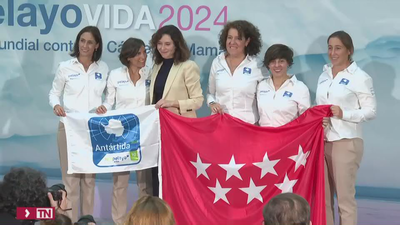 Ayuso entrega una bandera regional a  a supervivientes del cáncer de mamá antes de ir la Antártida