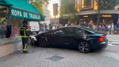 Empotra su coche contra un comercio en el barrio de Salamanca