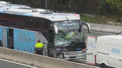 Herida grave una conductora de 70 años tras chocar su coche con un autobús en el bus vao de la A-6