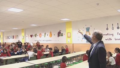 Feijóo visita un colegio en Sanchinarro: "Los padres deben ser héroes para sus hijos, pero no héroes para poder tenerlos"