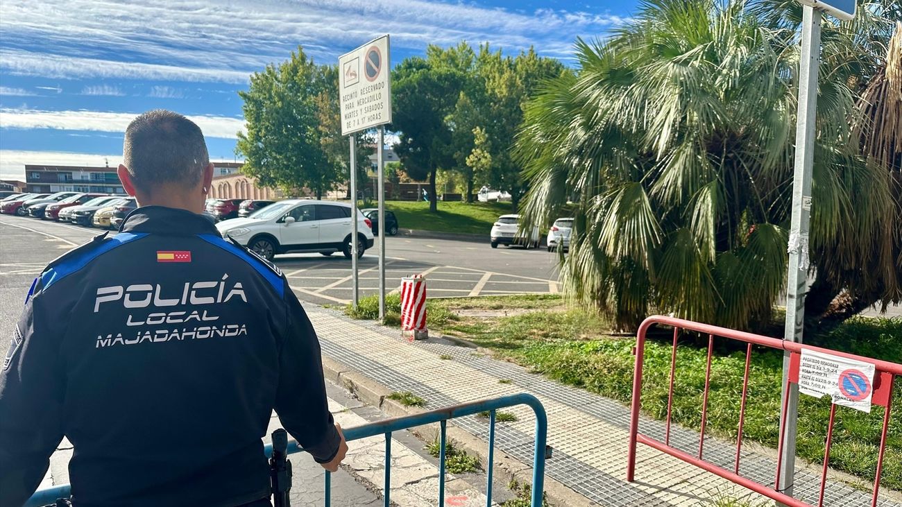 Policía Local de Majadahonda durante el mercadillo