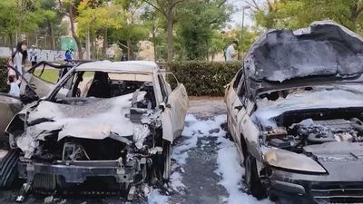 Varios coches aparecen calcinados en Usera después de varios ataques con pintadas y lunas rotas