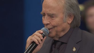 Serrat levanta el Teatro Campoamor con su interpretación de 'Aquellas pequeñas cosas'