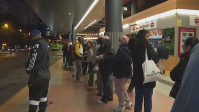 Largas colas en las paradas de autobuses por la huelga de conductores