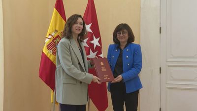 Ayuso recibe  la memoria de actividades de la Fiscalía de Madrid en 2023