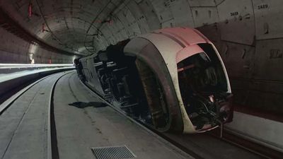 Renfe y Adif retirarán el tren descarrilado por piezas y por la noche para no afectar a la circulación