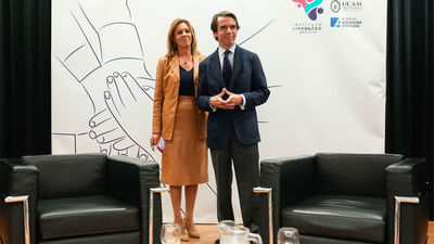 Aznar: " Los enemigos de la España constitucional tienen al Gobierno con una rodilla en tierra y la otra temblando"