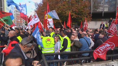 Conductores de autobuses y grúas protestan ante la Delegación del Gobierno pidiendo la jubilación anticipada