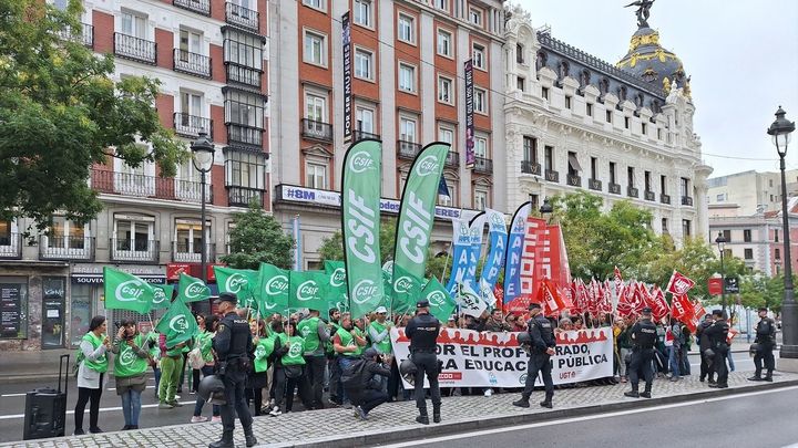 Principales sindicatos educativos concentran frente a la Consejería de Educación