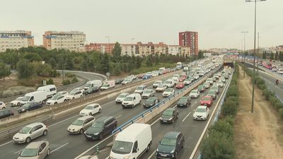 La lluvia la vuelve a liar en Madrid provocando accidentes y varios kilómetros de atascos