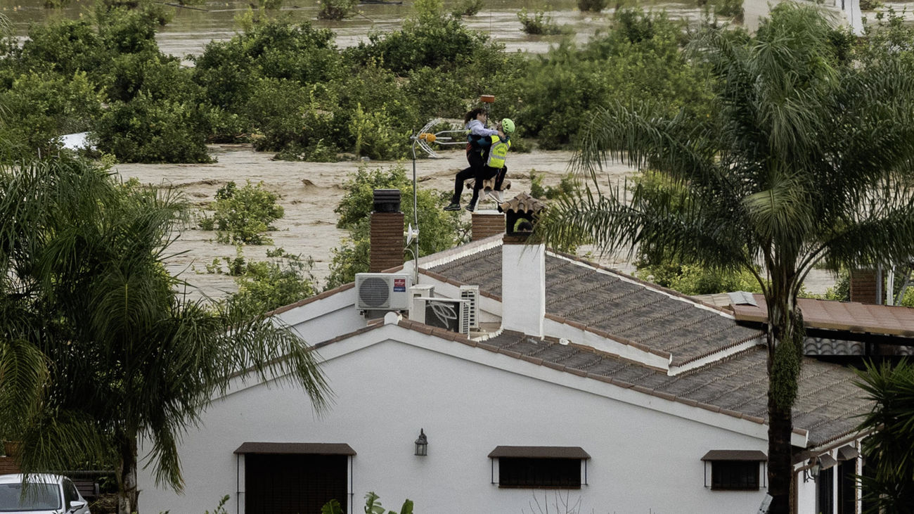 Agentes de la Guardia Civil rescatan con un helicóptero a varios vecinos de la localidad malagueña de Álora