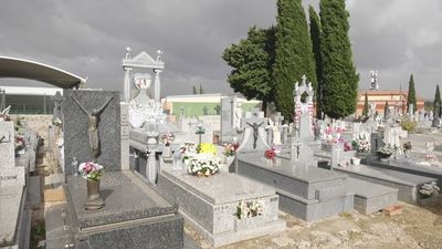 Los vecinos de Galapagar llenan de flores el cementerio para el Día de Todos los Santos