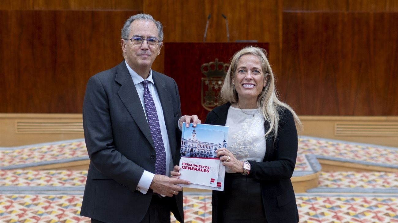 El presidente de la Asamblea de Madrid, Enrique Ossorio, recibe de manos de la consejera de Economía, Hacienda y Empleo, Rocío Albert, el proyecto de Presupuestos de la Comunidad de Madrid correspondiente al Ejercicio 2025