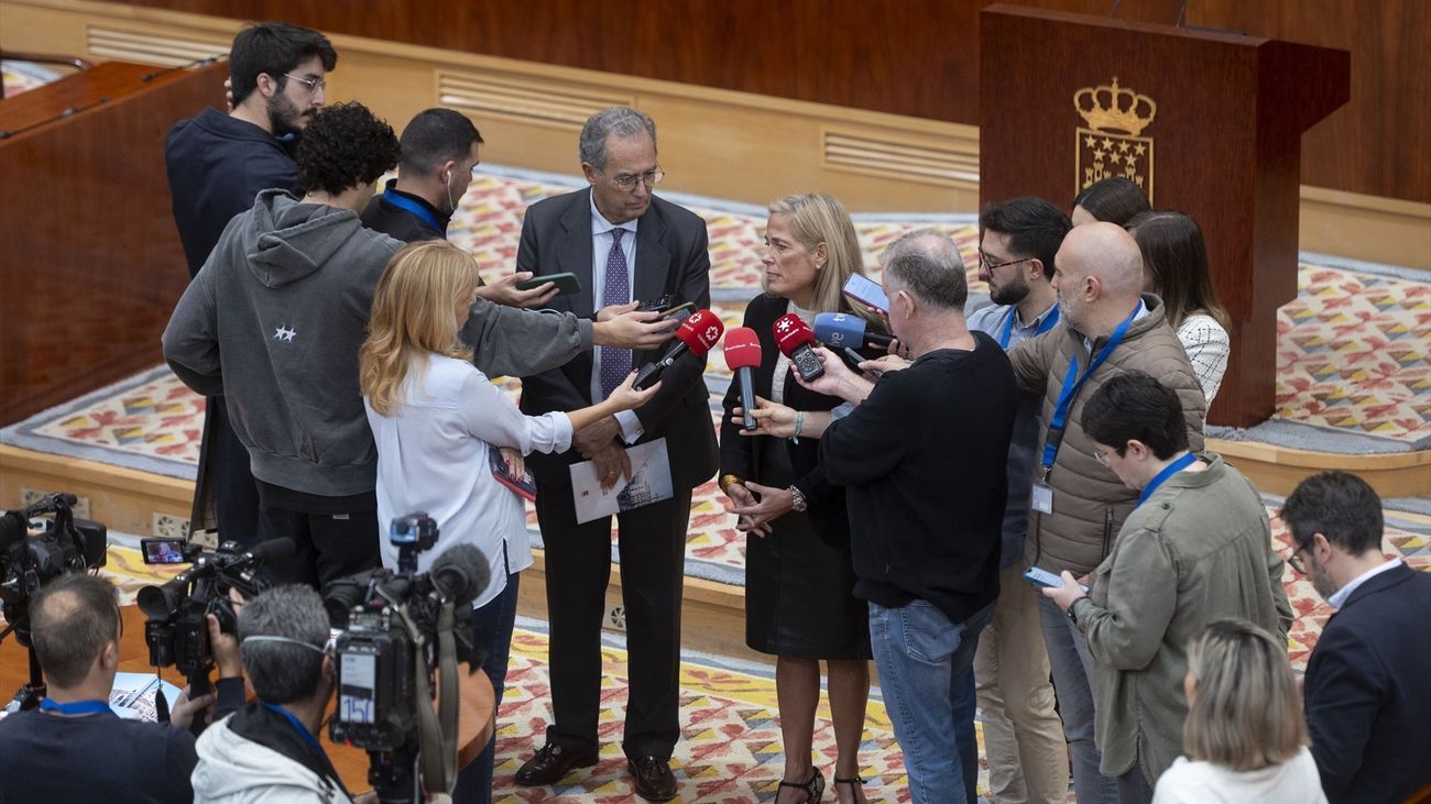 La consejera de Economía, Hacienda y Empleo, Rocío Albert, atiende a los medios de comunicación