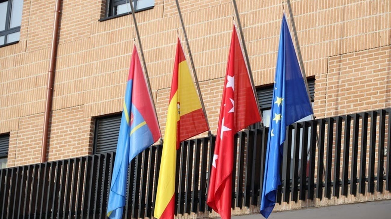 Banderas a media asta en el Ayuntamiento de Móstoles