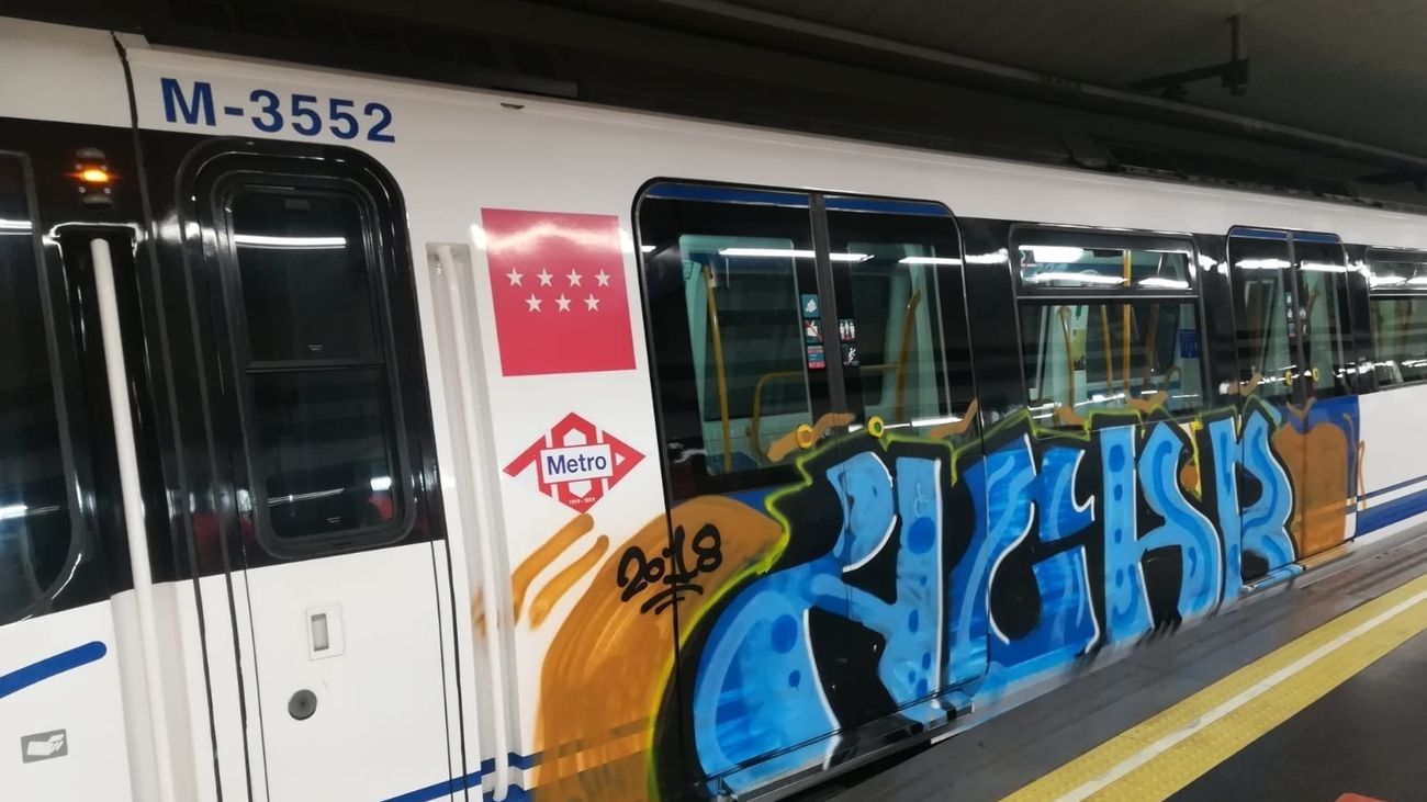 Un vagón de Metro pintado por grafiteros (ARCHIVO)