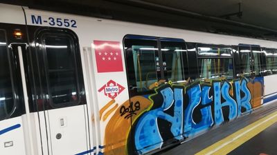 Unos grafiteros paran el metro en Bambú para pintar los vagones