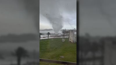 Impresionante manga marina deja un herido y varias incidencias tras el paso por Isla Cristina (Huelva)