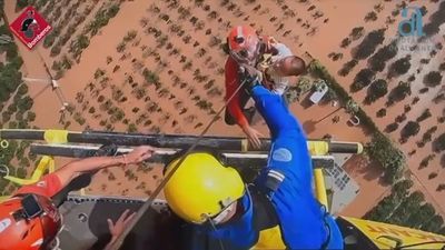 Rescatan en Valencia a una mujer y a su bebé que se habían quedado aislados en su casa