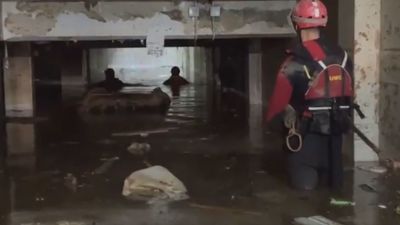 Familiares angustiados y equipos de rescate a la búsqueda de desaparecidos