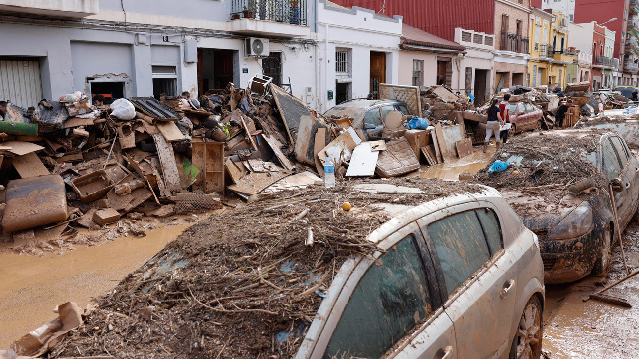 Aspecto de una calle de La Torre, este viernes. Miles de personas se han desplazado desde Valencia a La Torre para ayudar a los afectados por las inundaciones causadas por la DANA, este viernes.