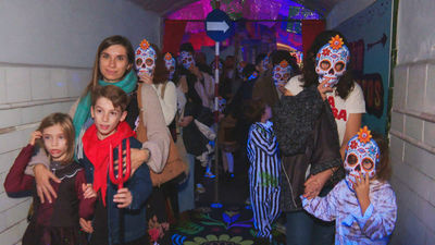 La tradición del día de muertos de México en la estación fantasma de Chamberí