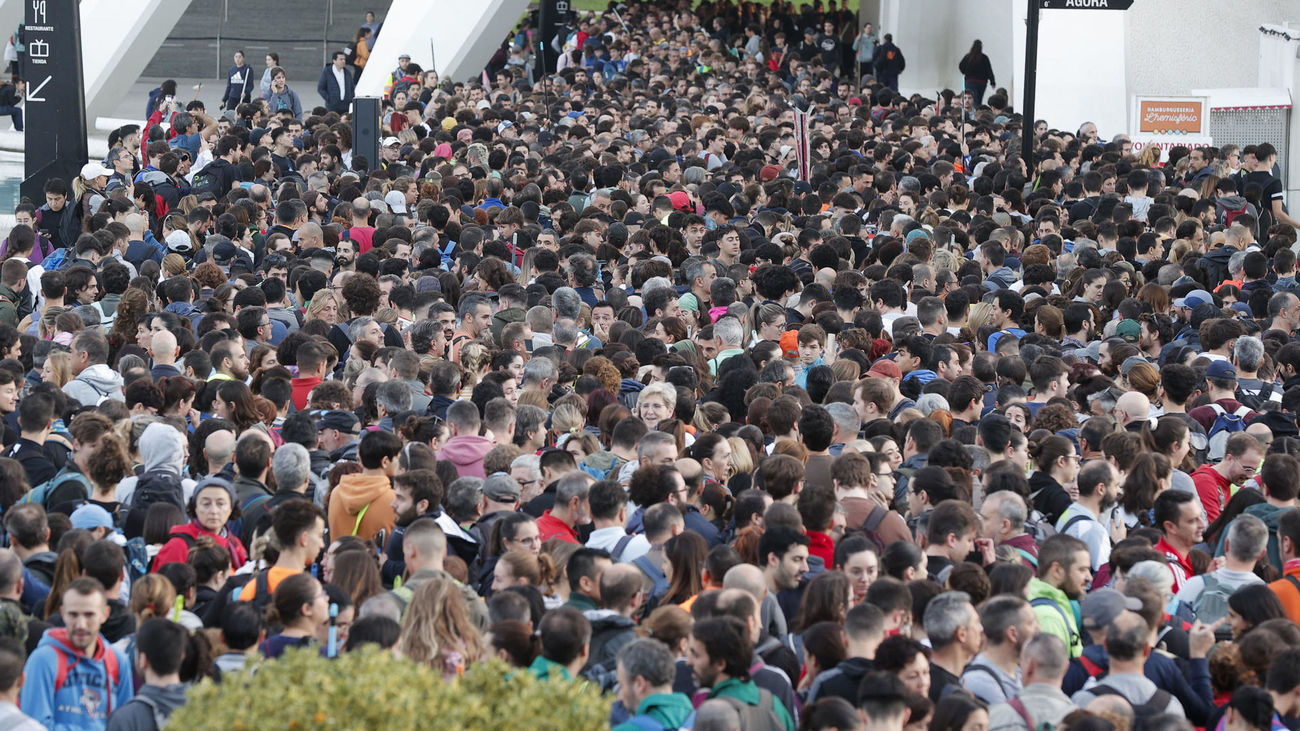 Miles de personas esperan en la Ciudad de las Artes salir a ayudar a las zonas afectadas