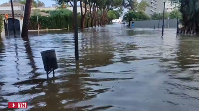 La lluvia torrencial anega Sitges, Barcelona, con varias calles cortadas y caída de árboles