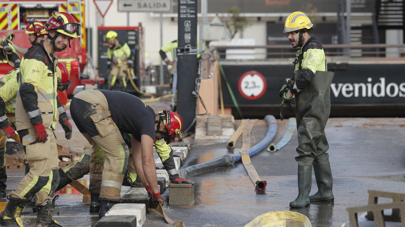 Efectivos de la UME y del cuerpo de Bomberos extraen agua del parking subterráneo del Centro Comercial Bonaire para poder acceder a los coches aparcados