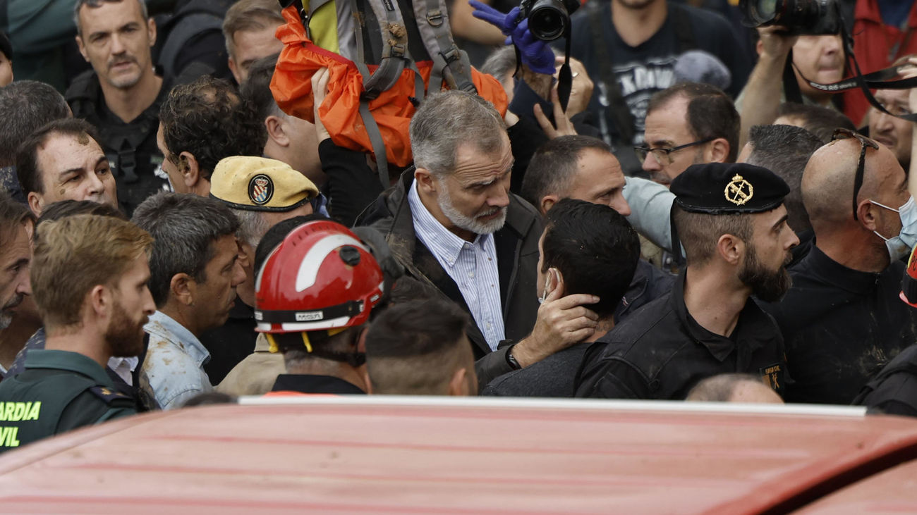 El rey Felipe habla con uno de los vecinos afectados durante su visita a Paiporta este domingo