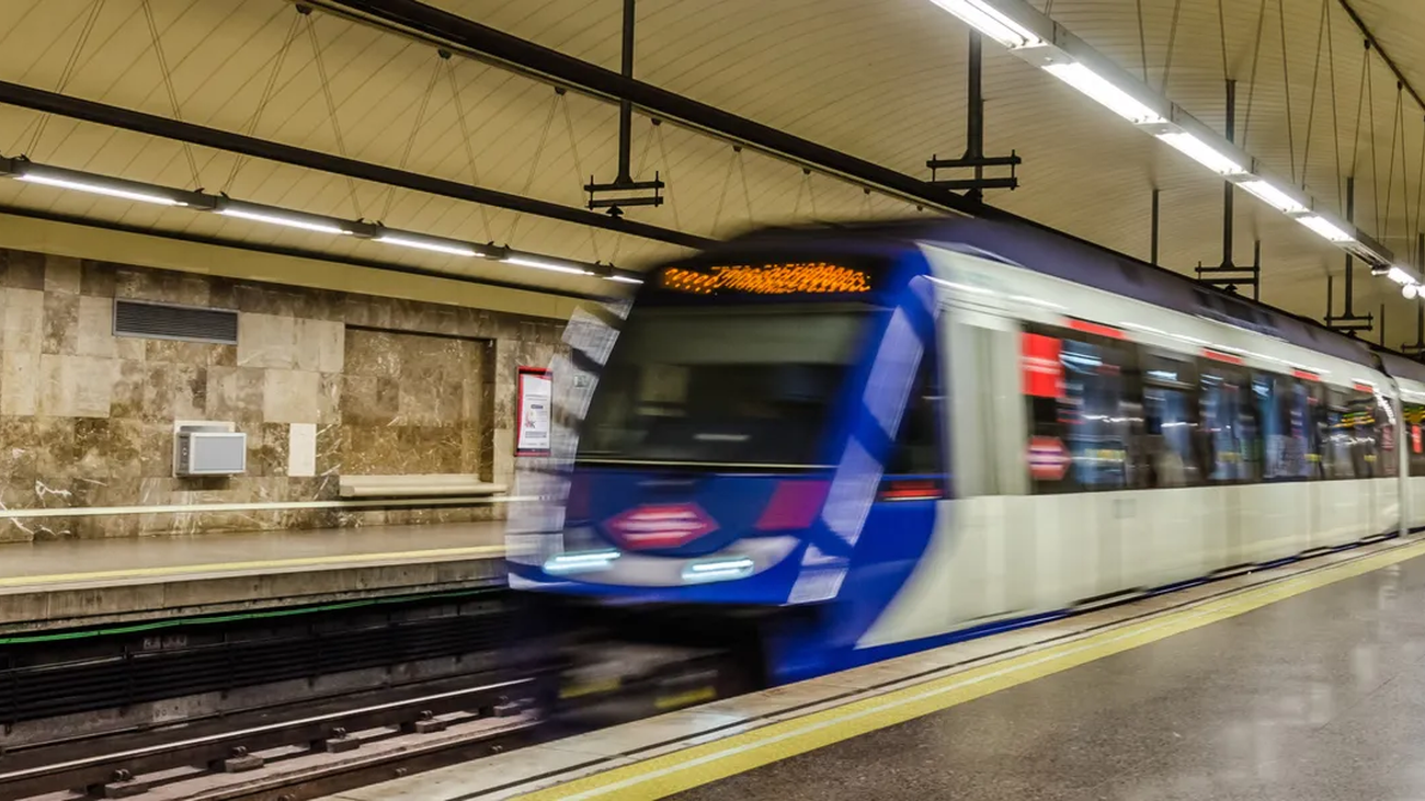 Tren de Metro entrando en una estación