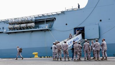 El buque 'Galicia' de la Armada llega al Puerto  de Valencia para ayudar a los afectados por la DANA