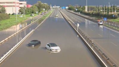 La lluvia torrencial deja a Cataluña sin trenes, inunda carreteras y cancela vuelos