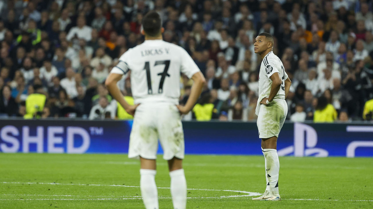 Los jugadores del Real Madrid tras el tercer gol del Milan