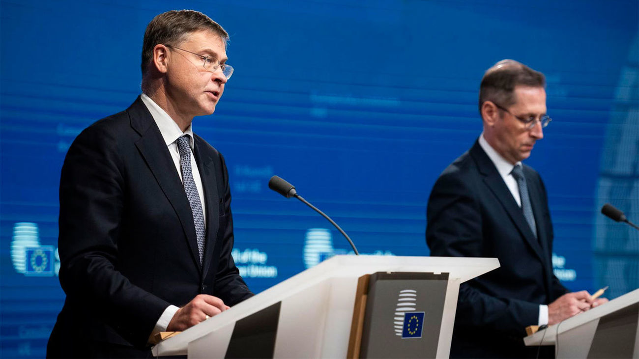 El vicepresidente económico de l Comisión europea, Valdis Dombrovskis con el ministro húngaro de Finanzas