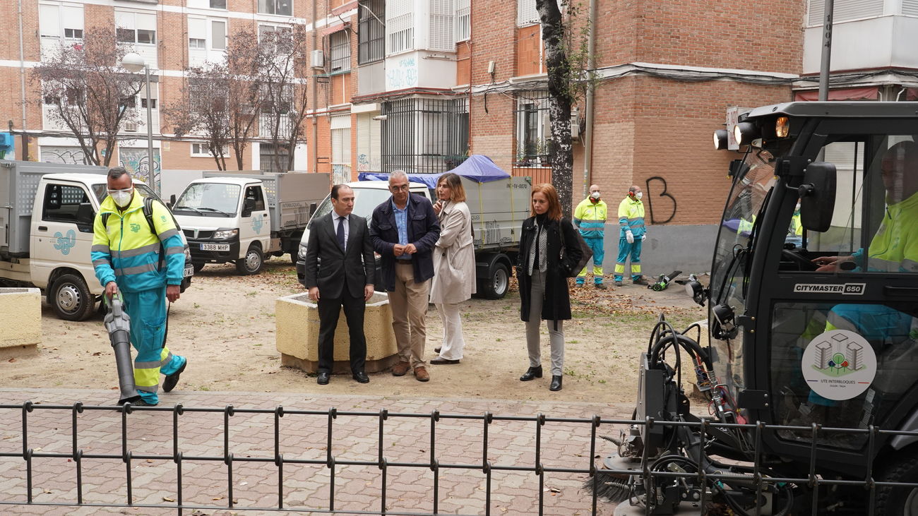 Carabante y Martínez Páramo observan los trabajos de limpieza de la hoja en una zona interbloques