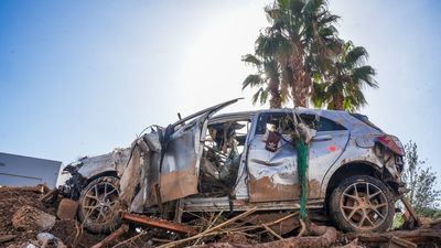 La EMT de Madrid ayuda en la recogida de vehículos destrozados en Valencia por la DANA