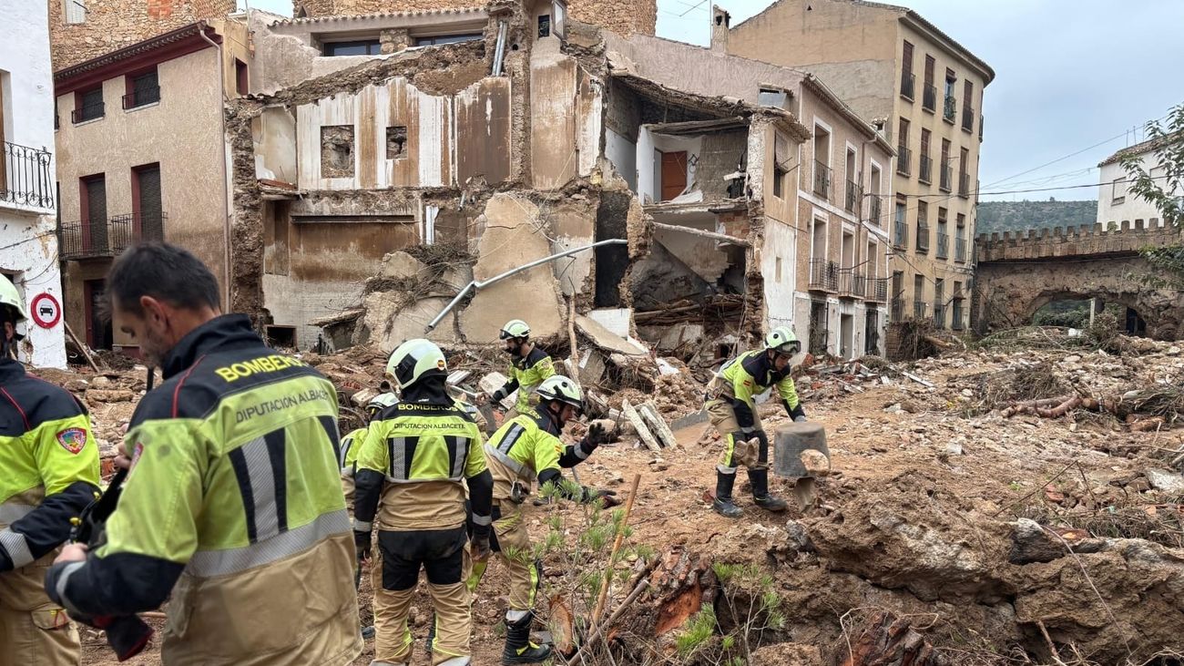 Equipos de rescate trabajan entre los escombros en el casco antiguo de Letur