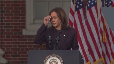 Lágrimas y abrazos en el discurso más triste de Kamala Harris tras caer ante Trump