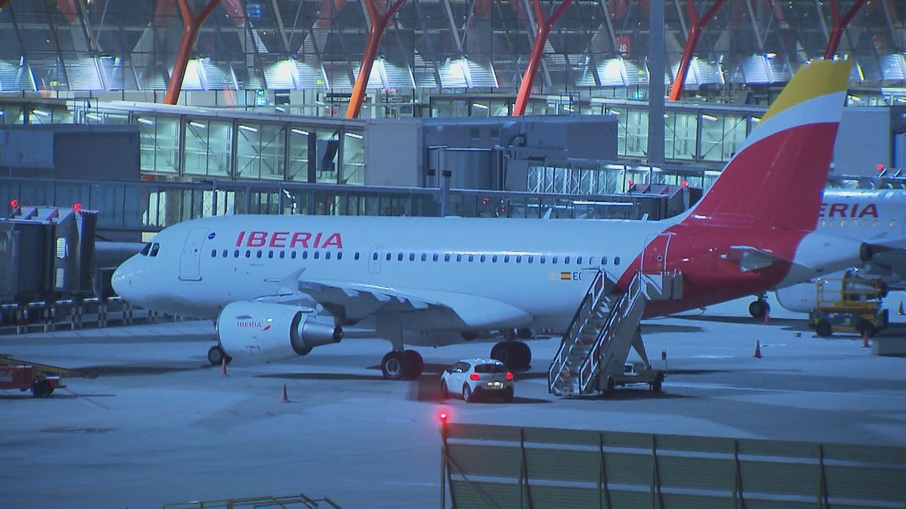 Avión de Iberia en la pistas del aeropuerto Adolfo Suarez  Madrid  Barajas