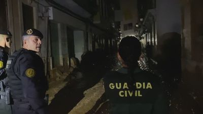 Así patrullan los efectivos de los GRS de la Guardia Civil las calles de Paiporta por las noches