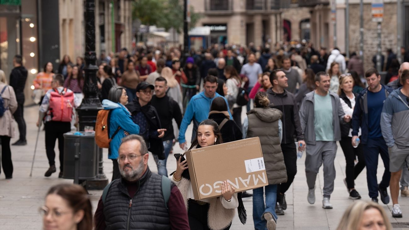 Gente paseando por la calle