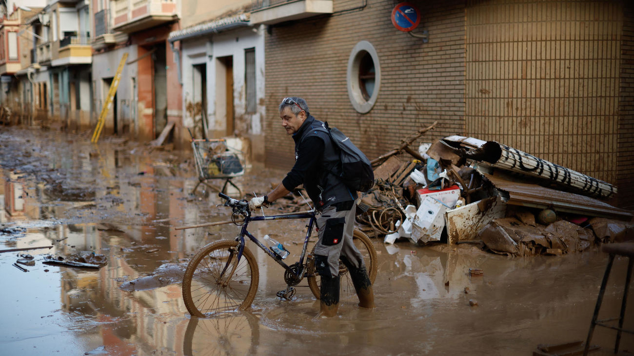 Las bicicletas fueron las primeras en llegar a las zonas arrasadas por la DANA