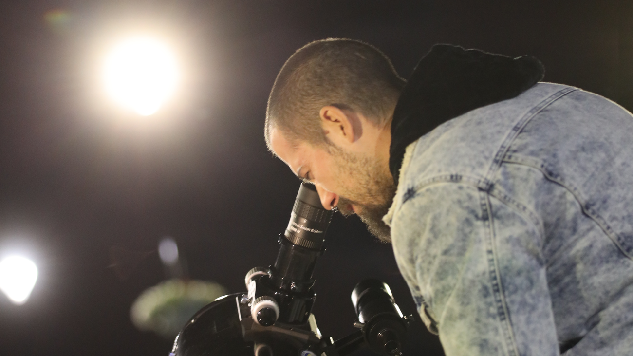 Observación astronómica con un telescopio reflector