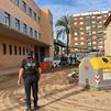 Policías de Fuenlabrada ayudan a liberar el centro de salud de Alfafar