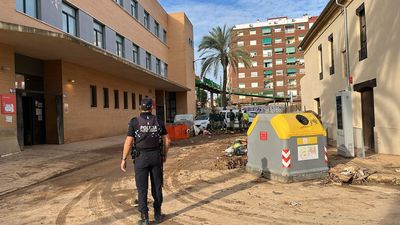 Policías de Fuenlabrada ayudan a liberar el centro de salud de Alfafar