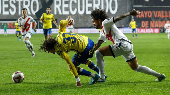 1-3. Las Palmas golea al Rayo Vallecano y sale del descenso