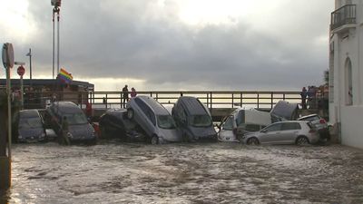 La riera de Cadaqués, en Gerona, arrastra 32 coches durante las lluvias de la madrugada