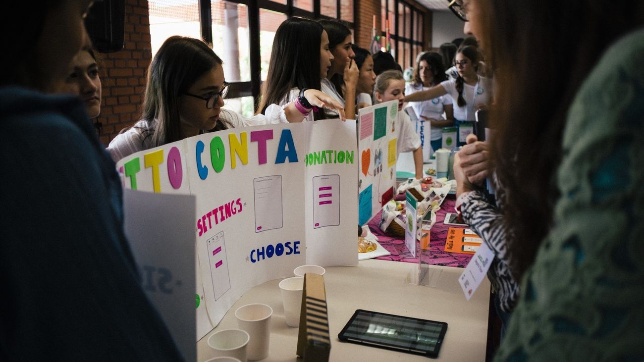 Varias chicas participan en un evento de #TechnovationGirlsMadrid 2023