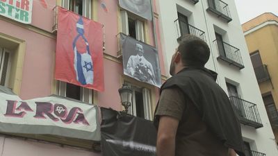 Polémica exposición en un centro okupa de Madrid con una foto de un mando nazi en la fachada